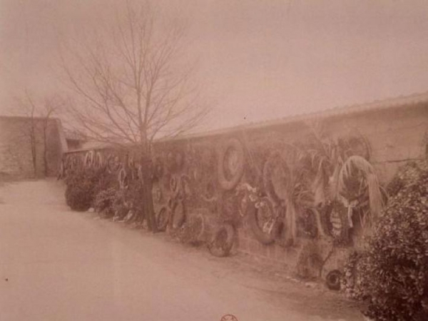 Eugène_Atget_-_Mur_des_Fédérés_en_1900_-_Père-Lachaise.jpg