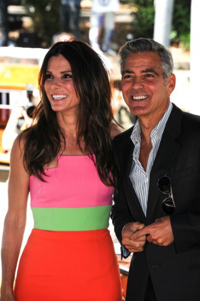 Sandra-Bullock-et-George-Clooney-lors-du-photocall-de-Gravity-a-la-Mostra-de-Venise-le-28-aout-2013_portrait_w858.jpg